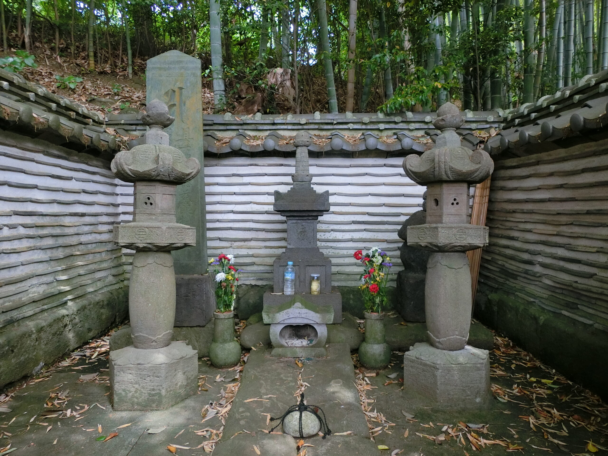 中央の宝篋印塔が三浦義明、右の五輪塔が義明の妻の墓と伝えられている