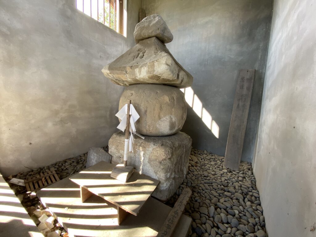 「源義賢の墓」（鎌倉時代後期に建てられたとされる県内最古級の五輪塔）