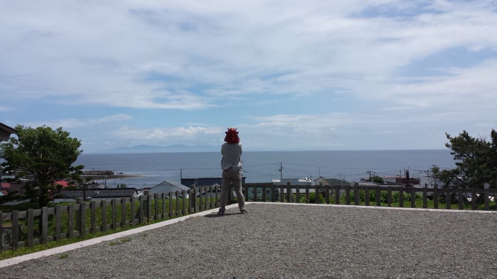 二ノ丸の「太鼓櫓」跡から望む津軽海峡（写っているのは私）
