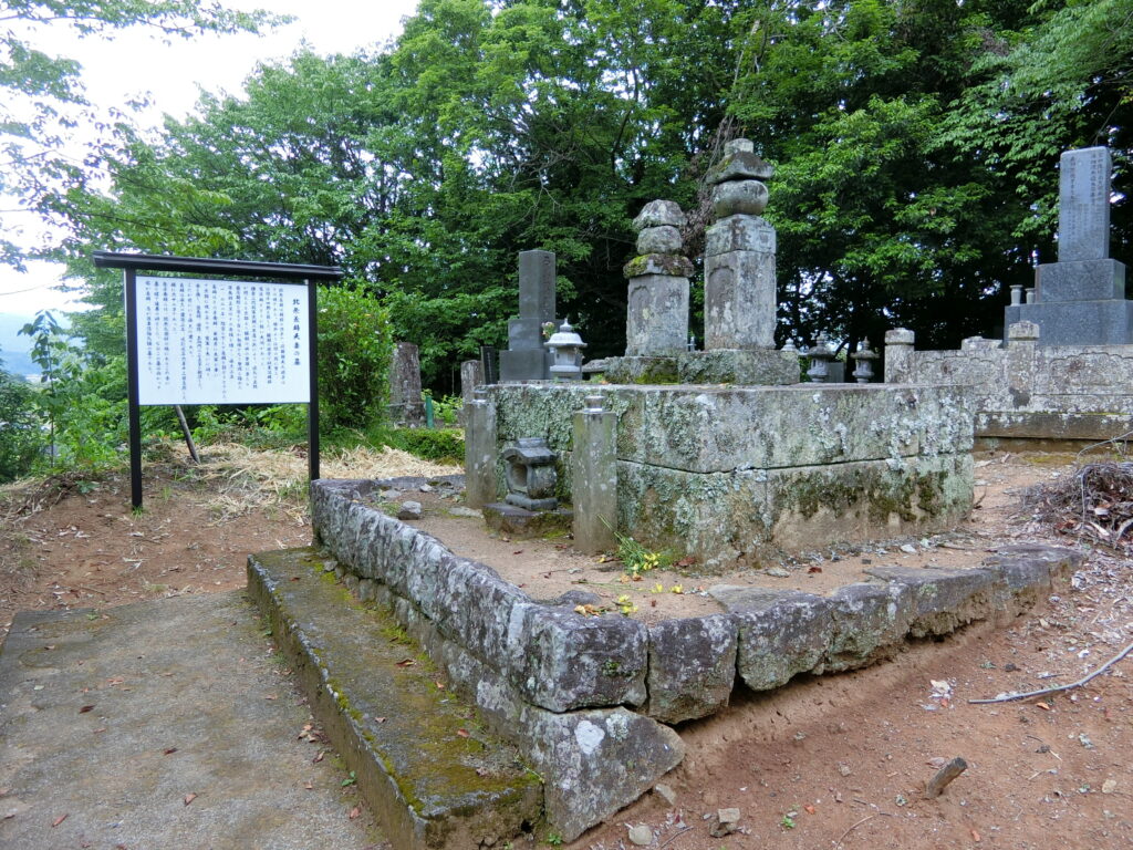 「北条義時夫婦の墓」（右が北条義時で、左が伊賀の方の墓と伝わる）