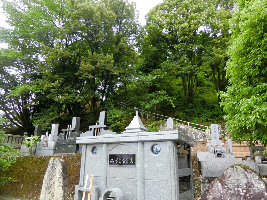 北条義時夫婦の墓がある丘（通称で「小四郎山」と呼ばれているらしい）