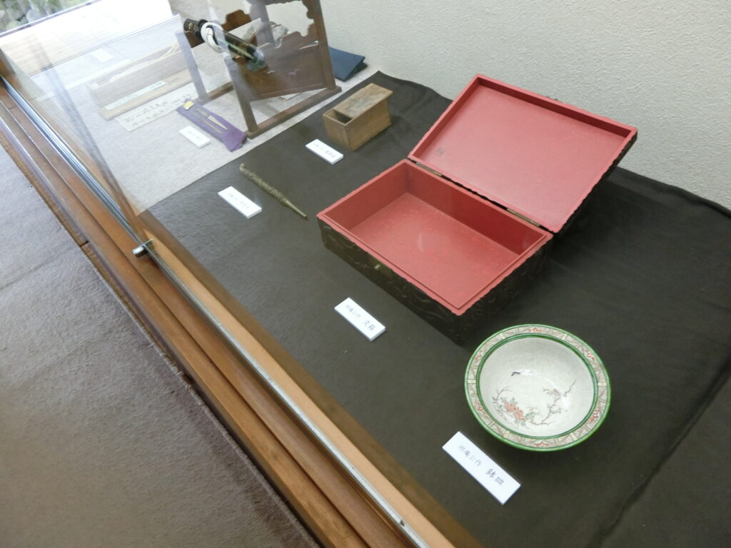 江川英龍が作った品々（右から鉢皿、文箱、煙草箱、キセル）