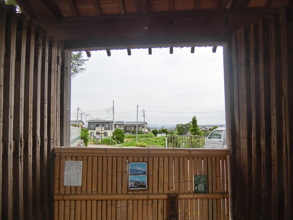 富士山を望める裏門からの景色（松平定信が感動して描かせたとも！）