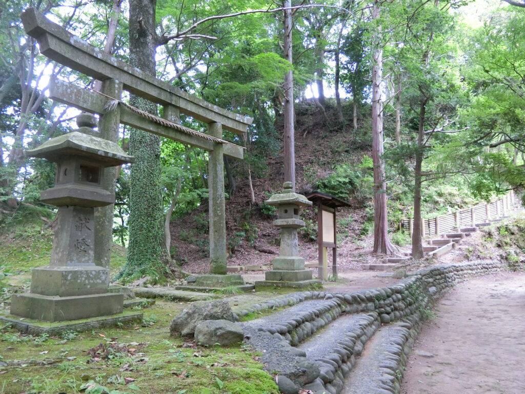 権現曲輪の「熊野神社」の鳥居（奥の一段高い場所が「二ノ丸」！）