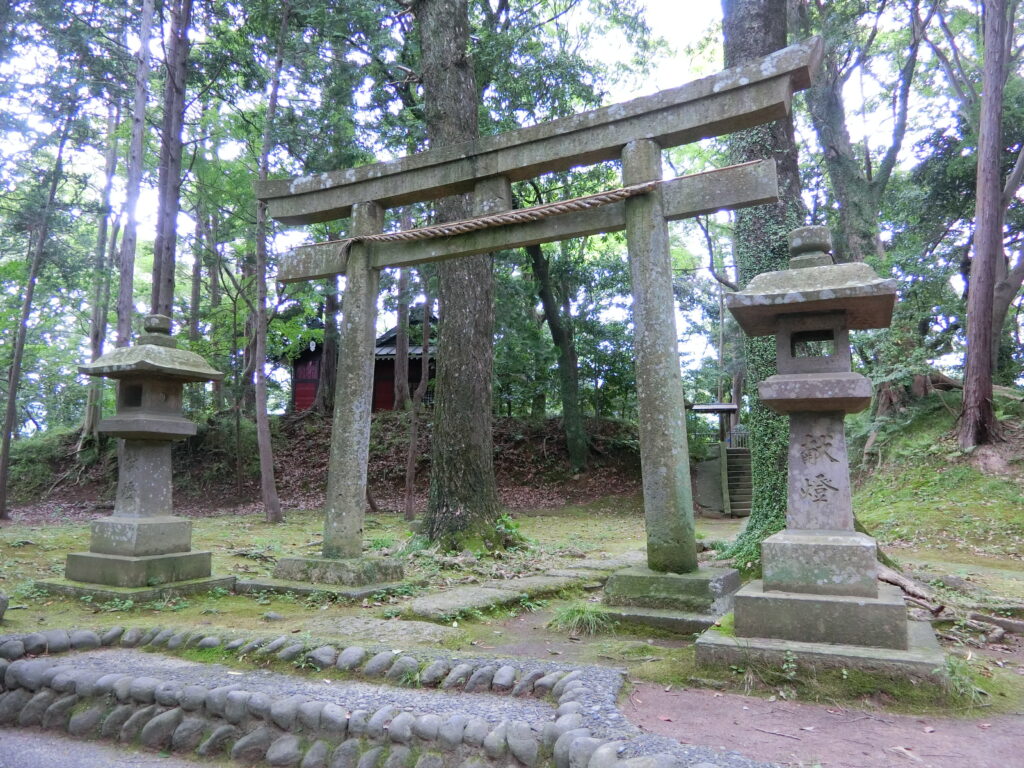 鳥居から見た権現曲輪の「熊野神社」（土塁の上に社殿が建っているのが良い！）