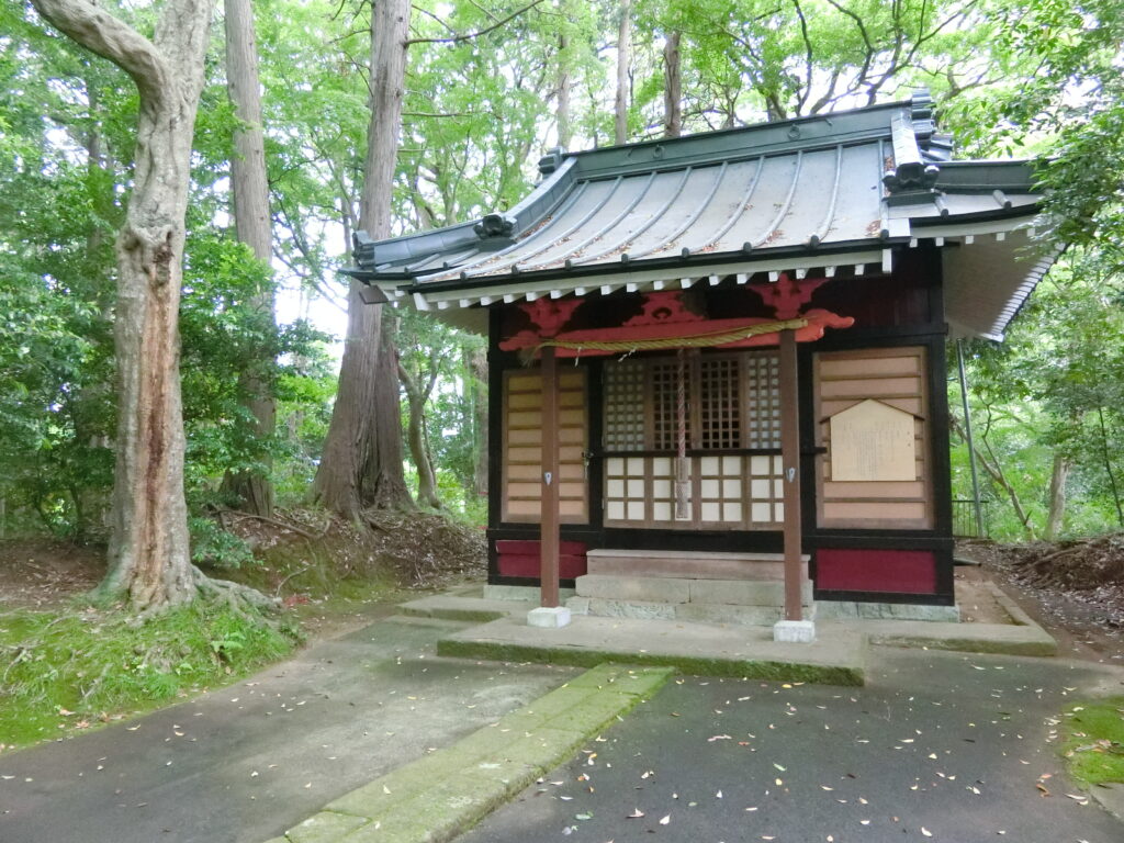 土塁の上に立つ「熊野神社」の社殿（近年修復されたのか鮮やかで美しい！）