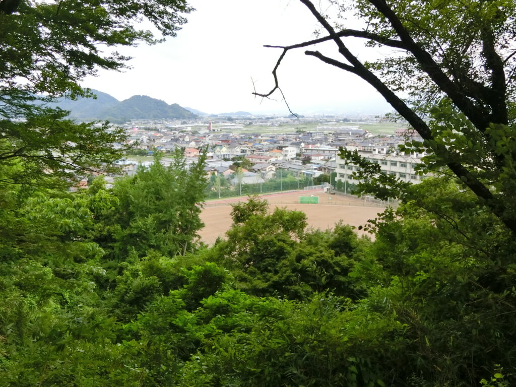 「二の丸」から見た韮山高校（この方角に源頼朝や北条家ゆかりの地がある！）