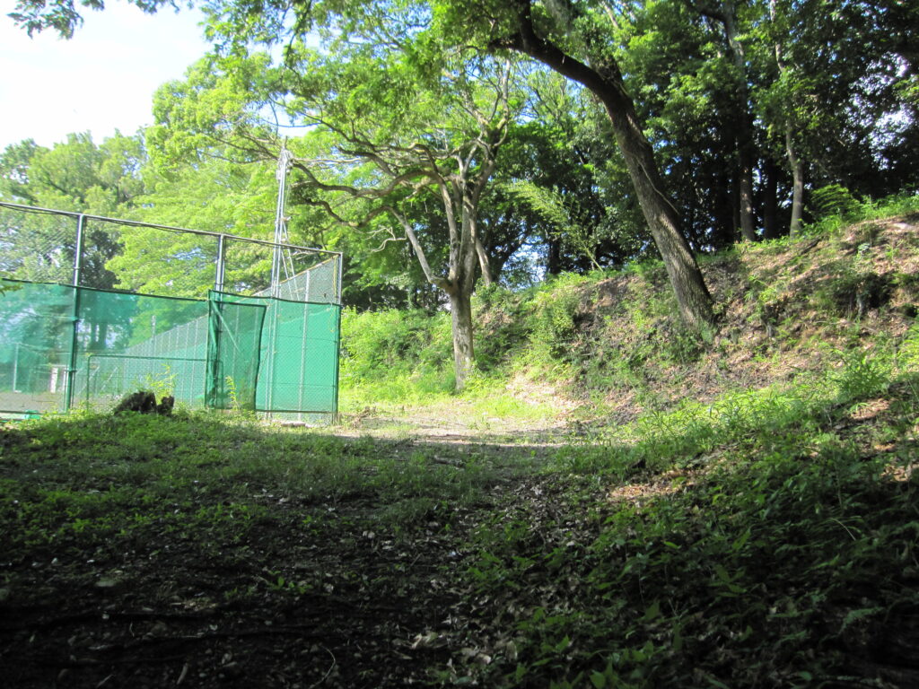「三ノ丸」跡（土塁に囲まれた中に、韮山高校のテニスコートがある！）