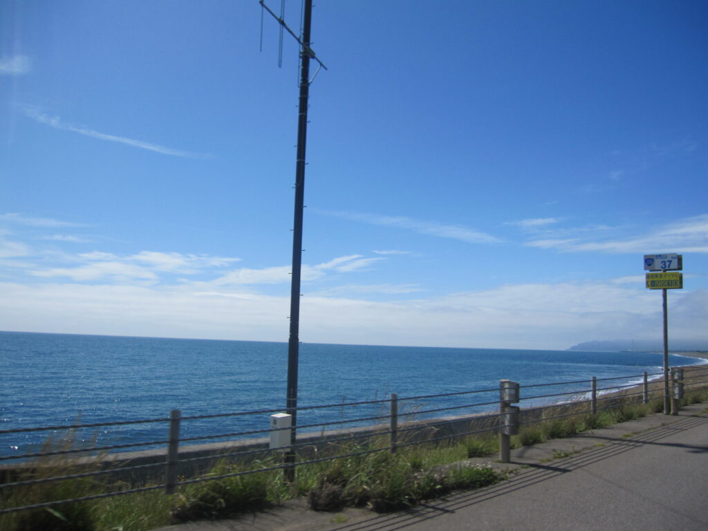 国道228号線の車窓から見た津軽海峡（沿岸に松前城が待っている！）