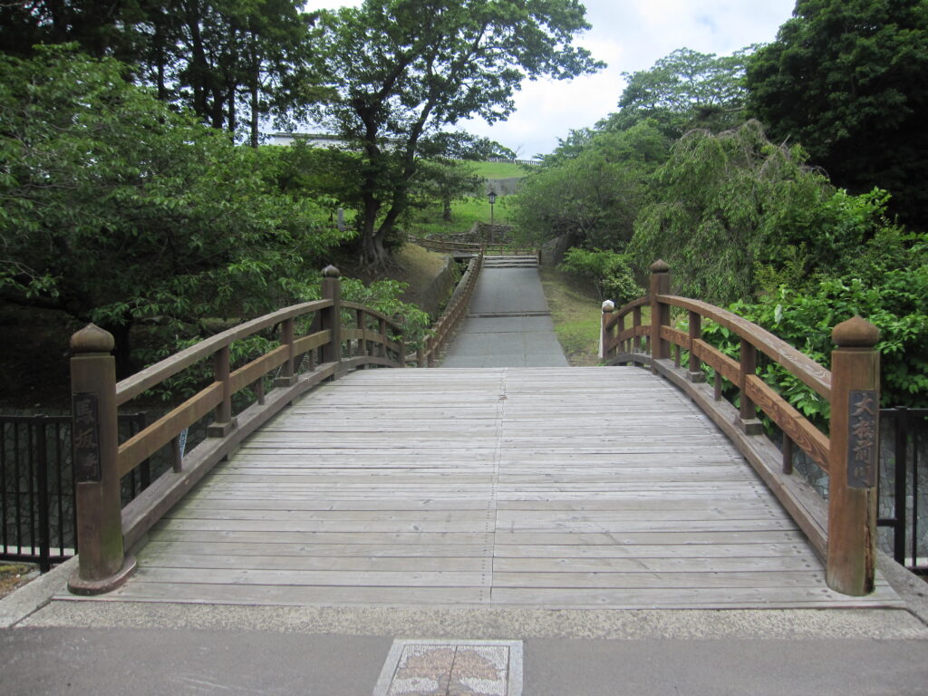 馬坂橋と馬坂（搦手口に通じていた城内へ入る重要なルートひとつ）