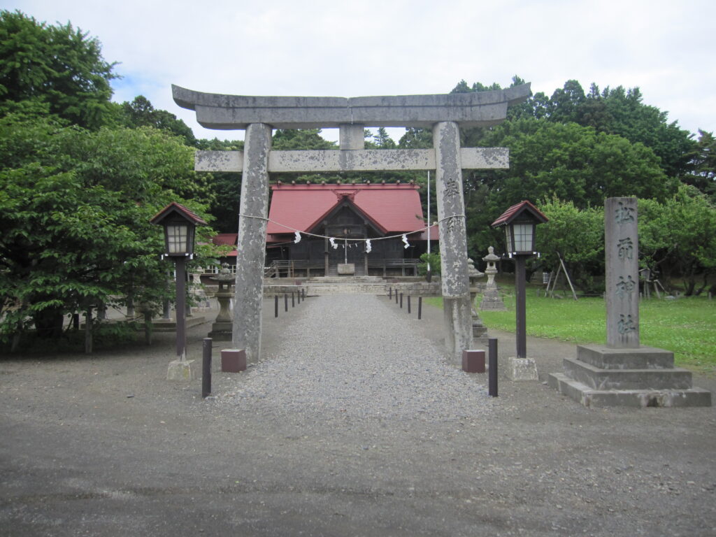 1881年(明治14年)に創建された「松前神社」（祭神は松前家の先祖・武田信広）
