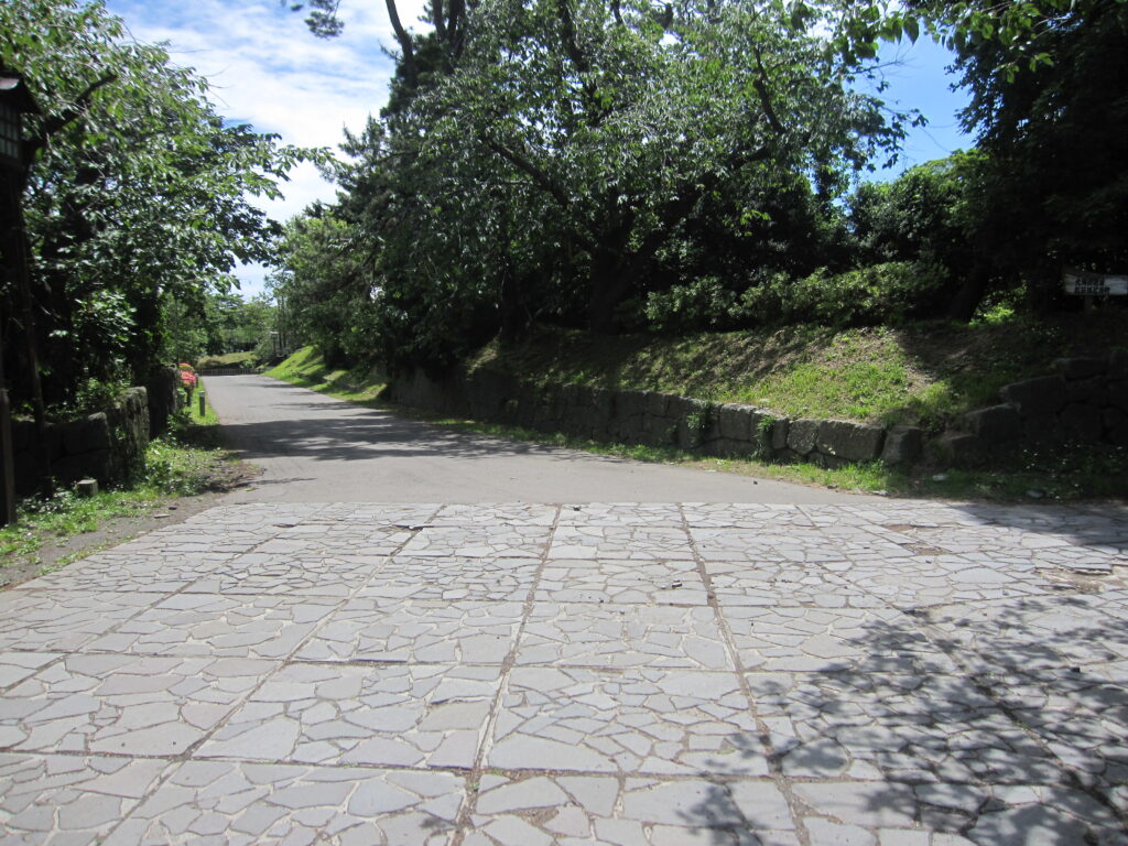 北側の虎口「寺町門」跡（目の前のルートは当時はなく、左側に迂回する道だった）