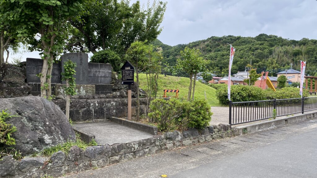 「北條義時屋敷跡」と「江間村尋常高等小学校跡」の石碑