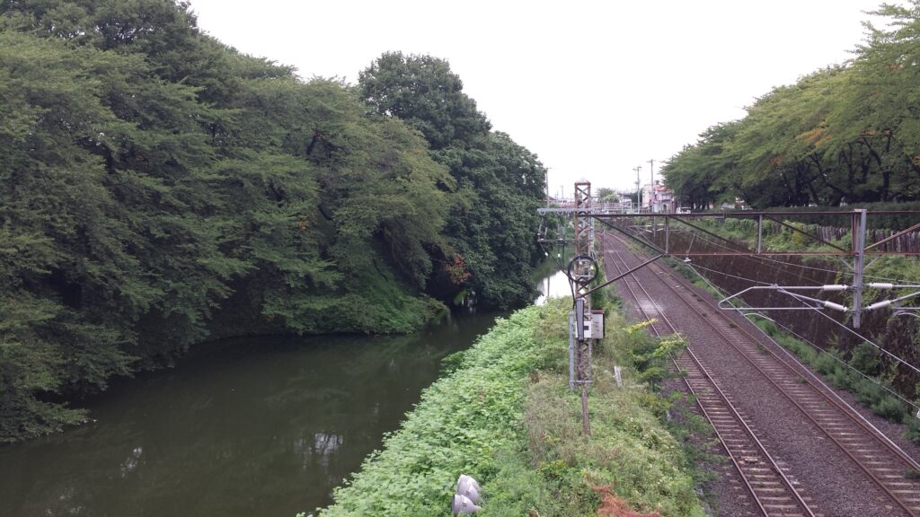 「東大手橋」の北側の水堀と線路（JR線や新幹線が通る！）