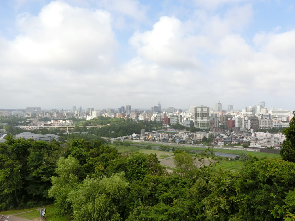 本丸跡からの東側の景色（奥の高層ビル群が仙台駅付近、麓には広瀬川）