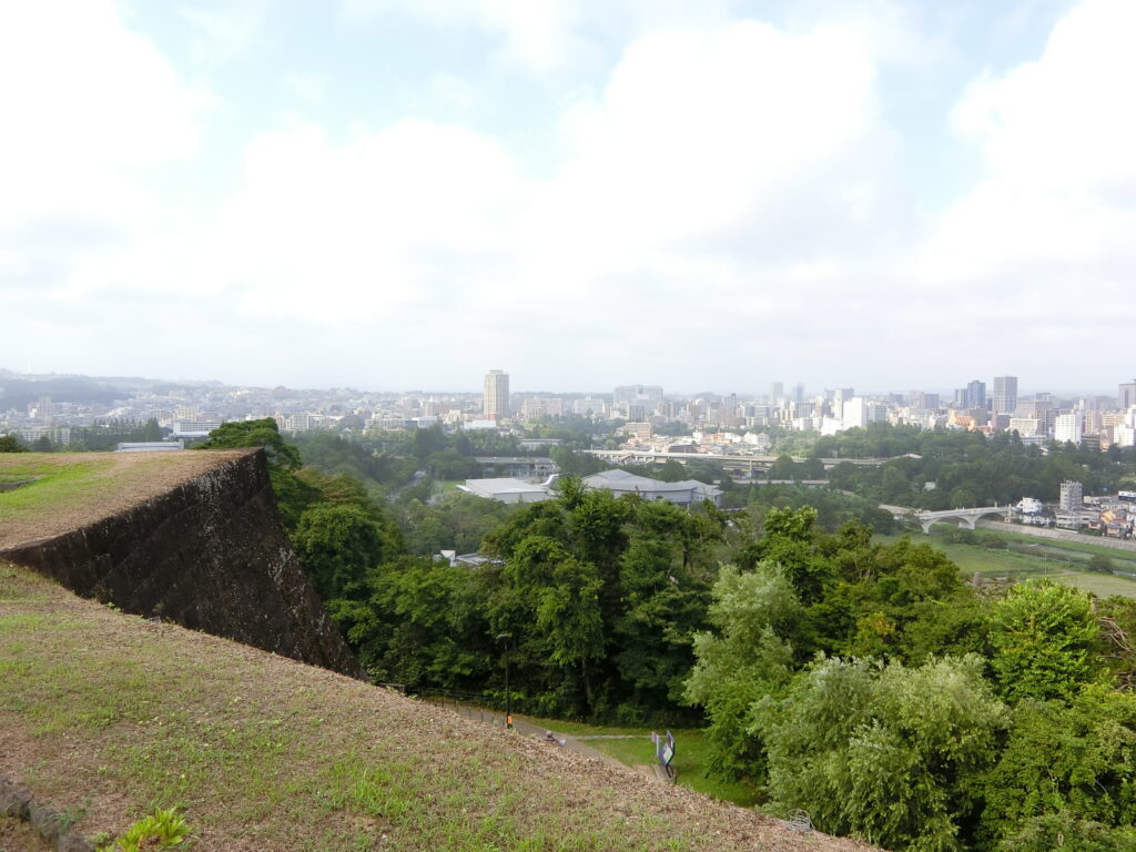 本丸跡から見た北側の景色（左側に艮櫓があり、麓に三の丸があった）