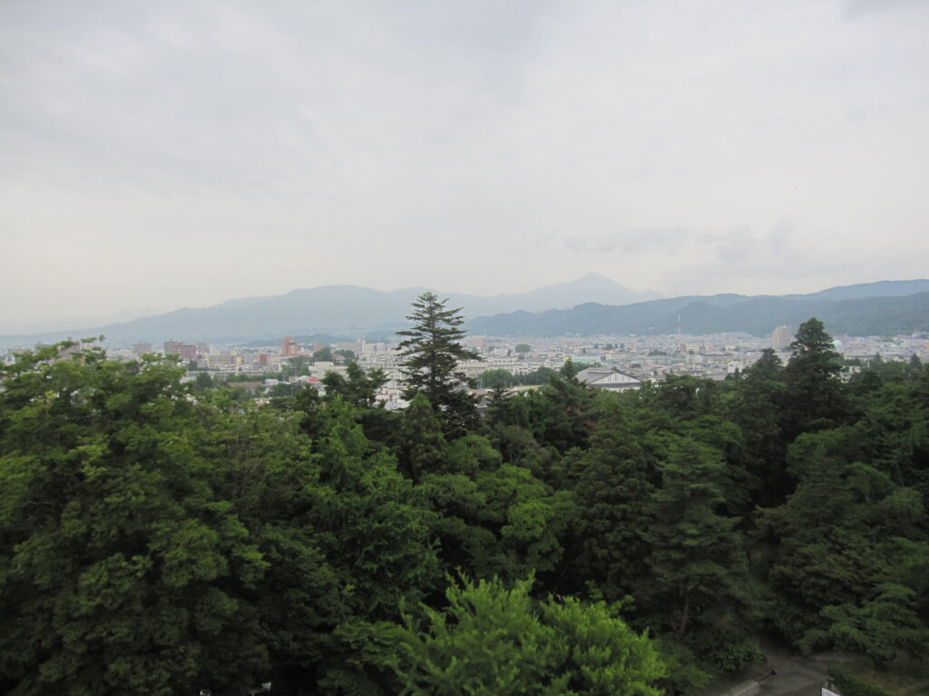 天守から見た北の景色（右奥の山が“会津富士”と称される「磐梯山」）