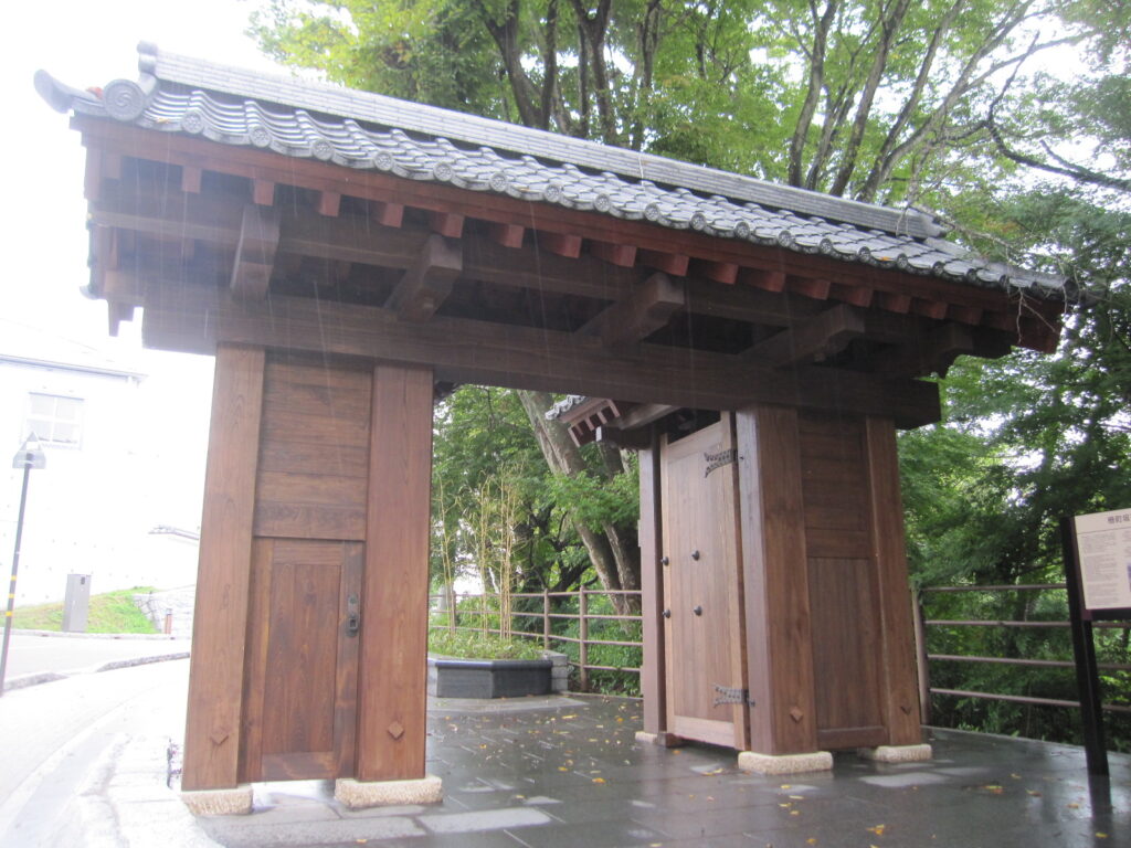 徳川頼房像の近くに復元された「柵町坂下門」（二の丸の南側の入り口）