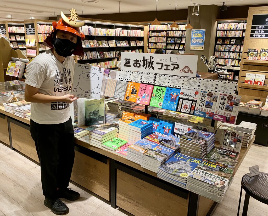 水戸駅の「川又書店 エクセル店」で記念撮影（拙著のフェアをやっていただきました！）