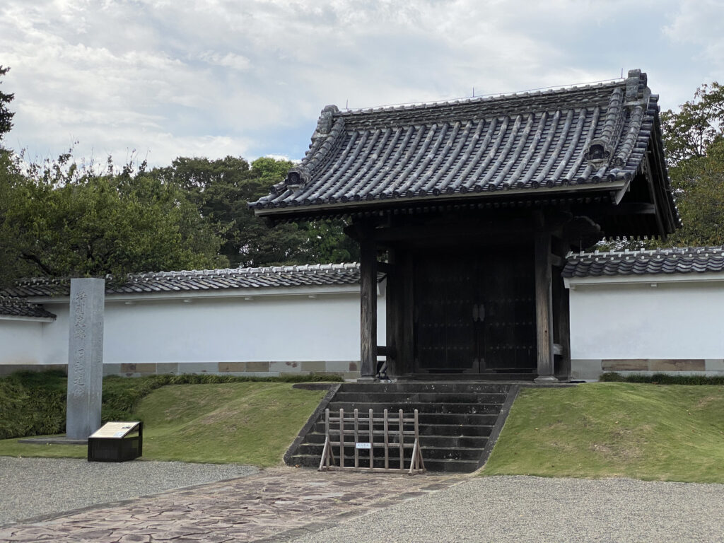 弘道館の現存する「正門」（国の重要文化財に指定されている！）