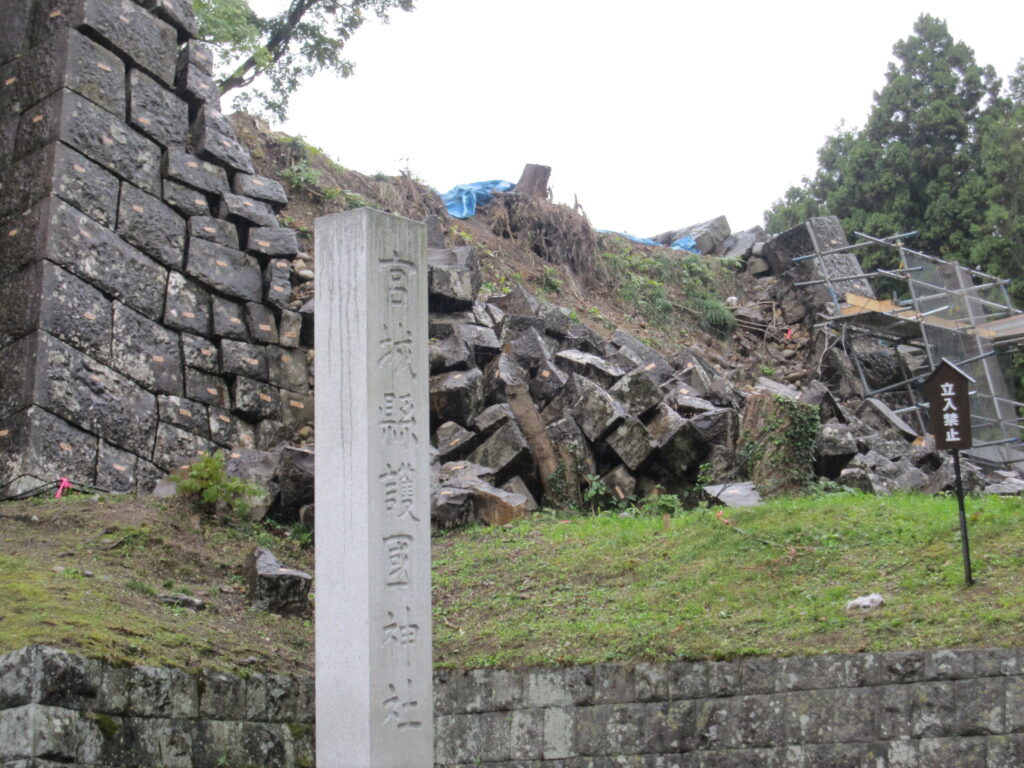 大地震で崩れてしまった本丸北の詰門の石垣（2012年に撮影）