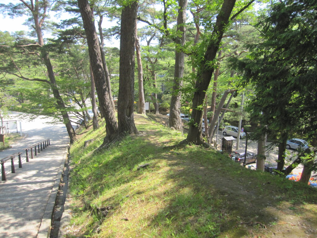 長坂から見た二の丸方面（右側が松下門に繋がる登城道、左側が二の丸）