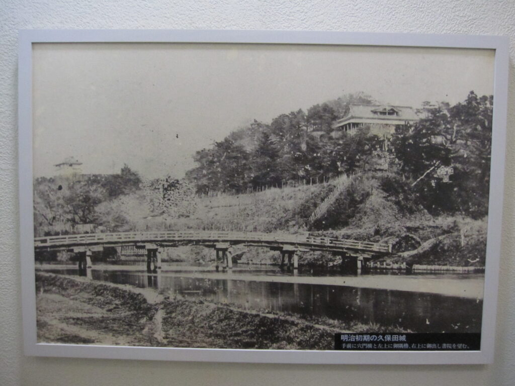 明治初期の古写真（穴門橋の右上に御出し書院、左奥に御隅櫓が見える！）