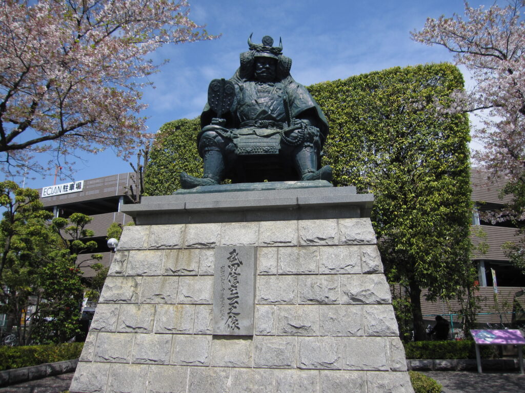 館跡ではなく甲府駅南口にある名物の「武田信玄公之像」