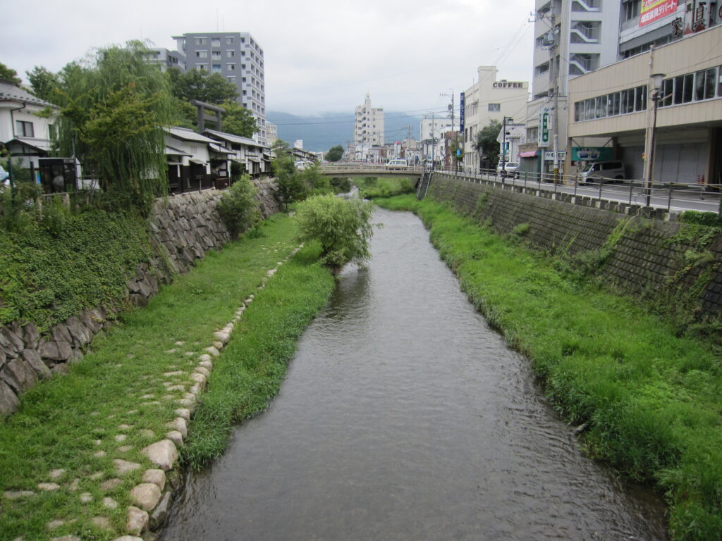 松本城の天然の外堀「女鳥羽川」（左が城内、右が城下町）