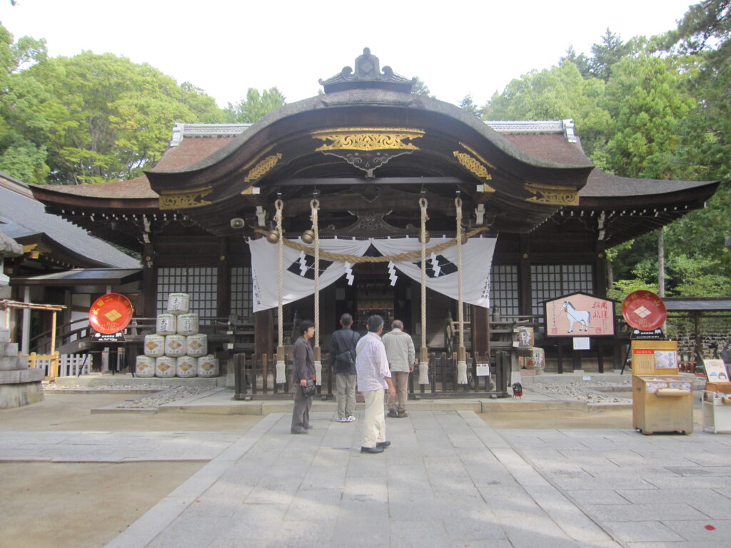 武田神社の拝殿（かつての館の中心部の東曲輪跡に建つ！）
