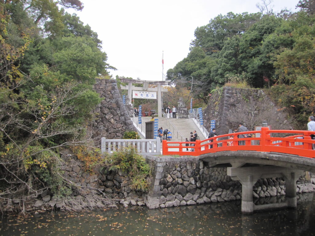 武田神社の神橋（戦国〜江戸時代には橋は架かっていなかった）