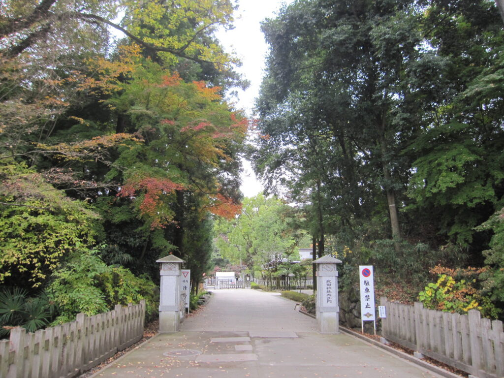 武田神社の東側の入り口（実はこちらがかつての大手門！）