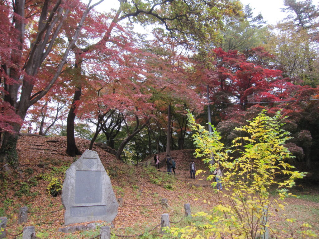武田神社の創建碑が建つ西曲輪の中心部（紅葉が超綺麗なゾーン）