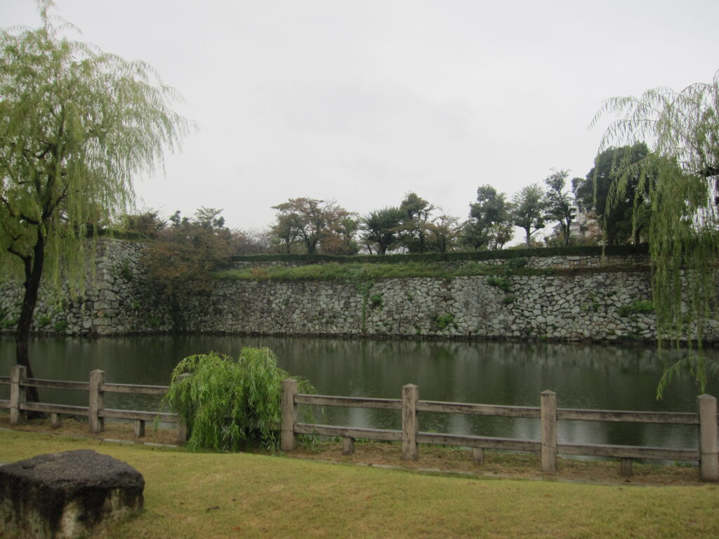 三の丸の水堀と石垣（奥に三の丸、右手に三の丸に通じる桜門橋がある）