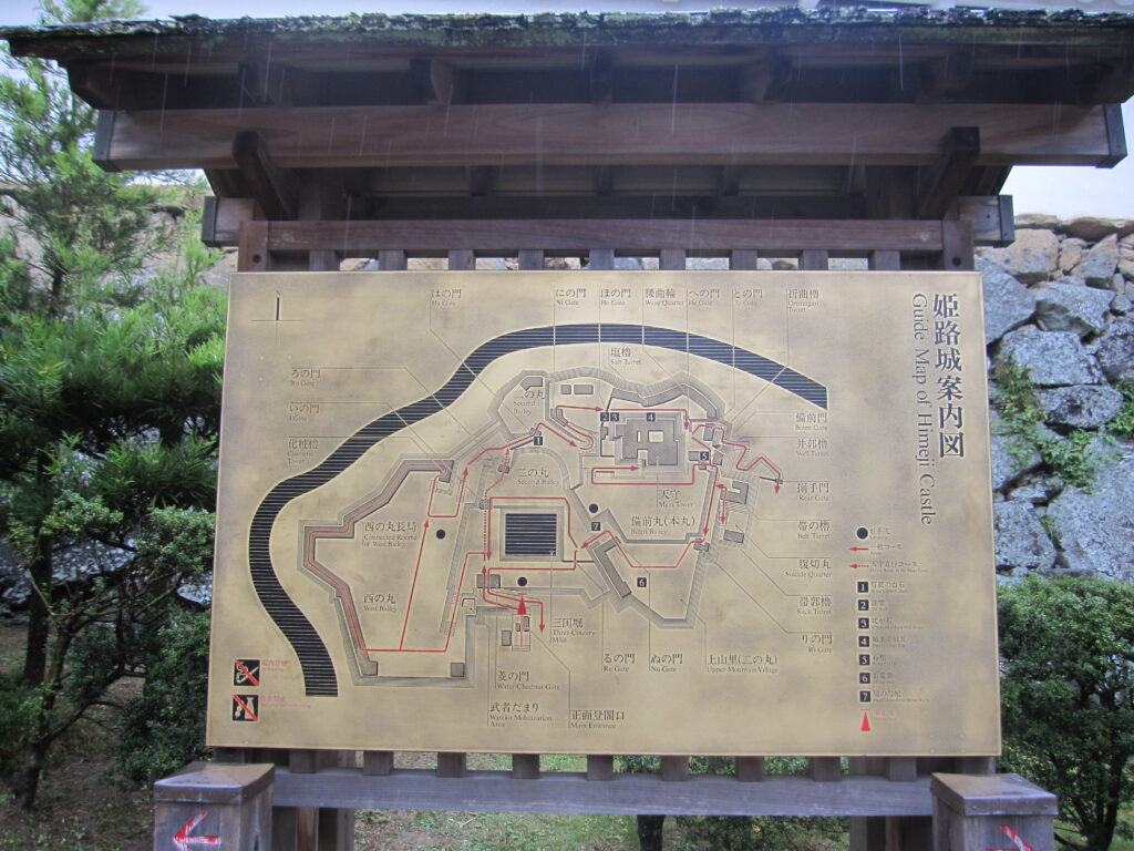 菱の門の前にある姫路城の案内図（縄張り図として使える！）