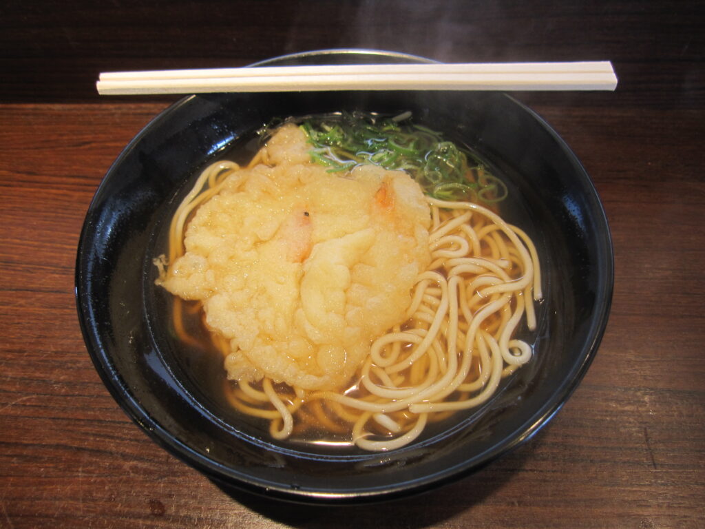 えきそば（関西風の出汁に中華麺というオリジナルの組み合わせ！美味い！）