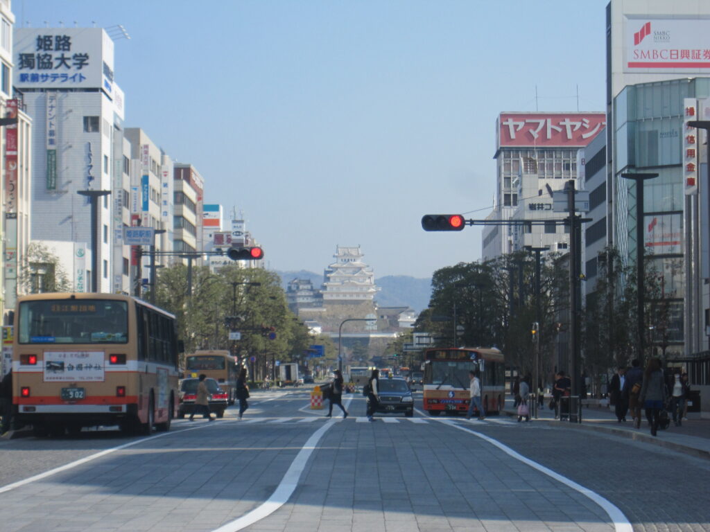 姫路駅前から見た「姫路城」（物凄い存在感！）