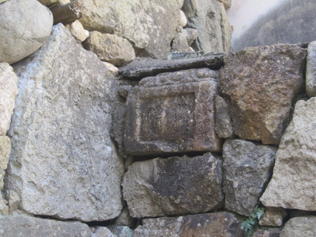 水三の門の右手にある転用石（宝篋印塔を転用したもの）