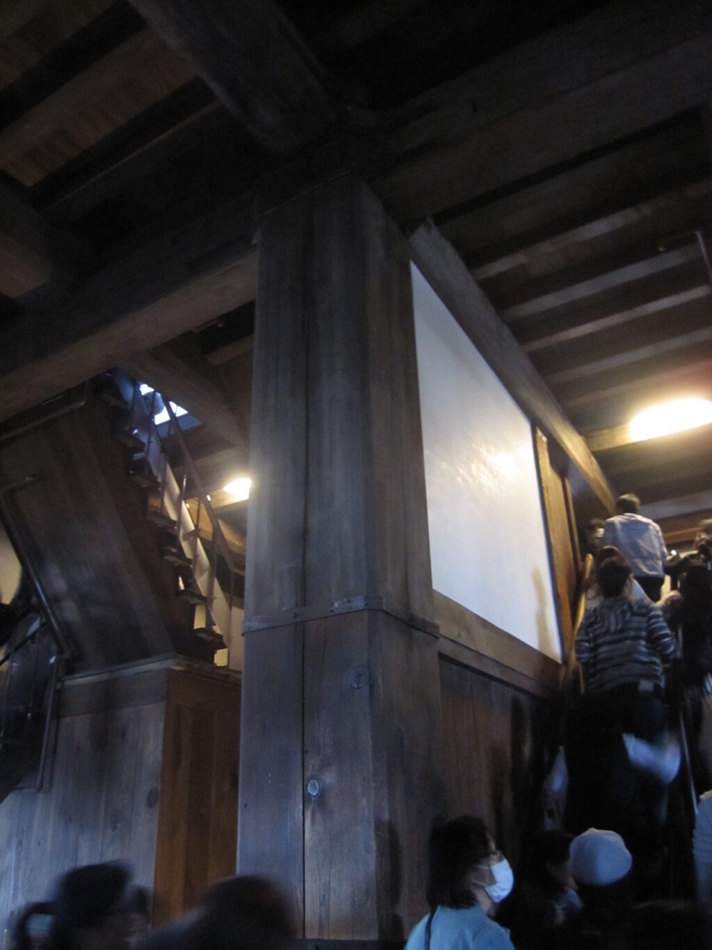 大天守3階の「西大柱」（昭和の大修理で取り替え、元の柱は城内に展示）