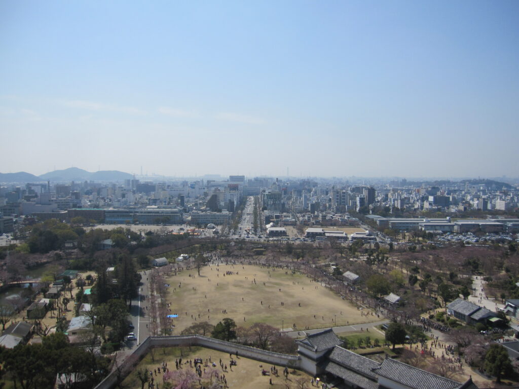 大天守6階からの南側の景色（大手前通りの先に姫路駅がある）