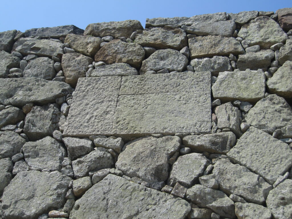 帯の櫓の南にある転用石の跡（耐震性の関係で元の転用石は別で展示）