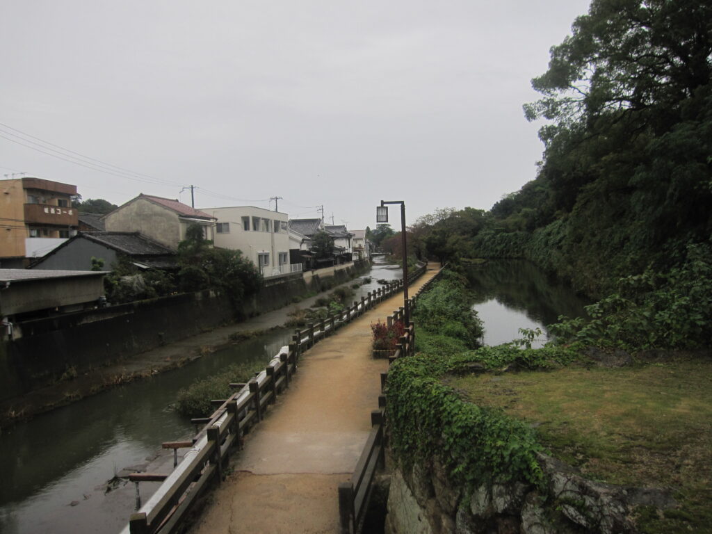 市ノ橋門跡から見た船場川(左)と中濠(右)