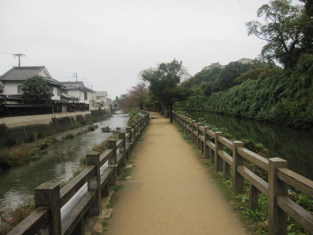 「千姫の小径」（右は外堀の中濠、左の船場川は姫路港まで繋げられていた）