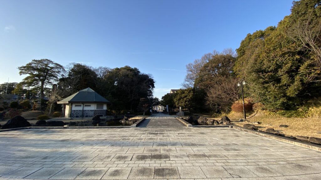 「安祥城址公園」から見た曲輪跡（右側が本丸、左側が二の丸にあたる）