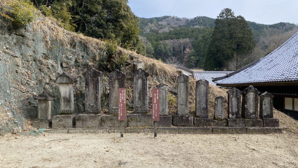 江戸時代の松平太郎左衛門家の一族の墓もある
