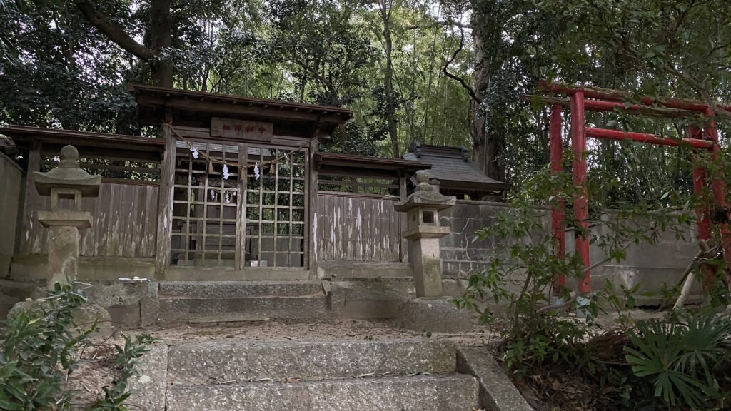守綱神社（右の「稲荷神社」は1702年に5代•渡辺定綱が建立）