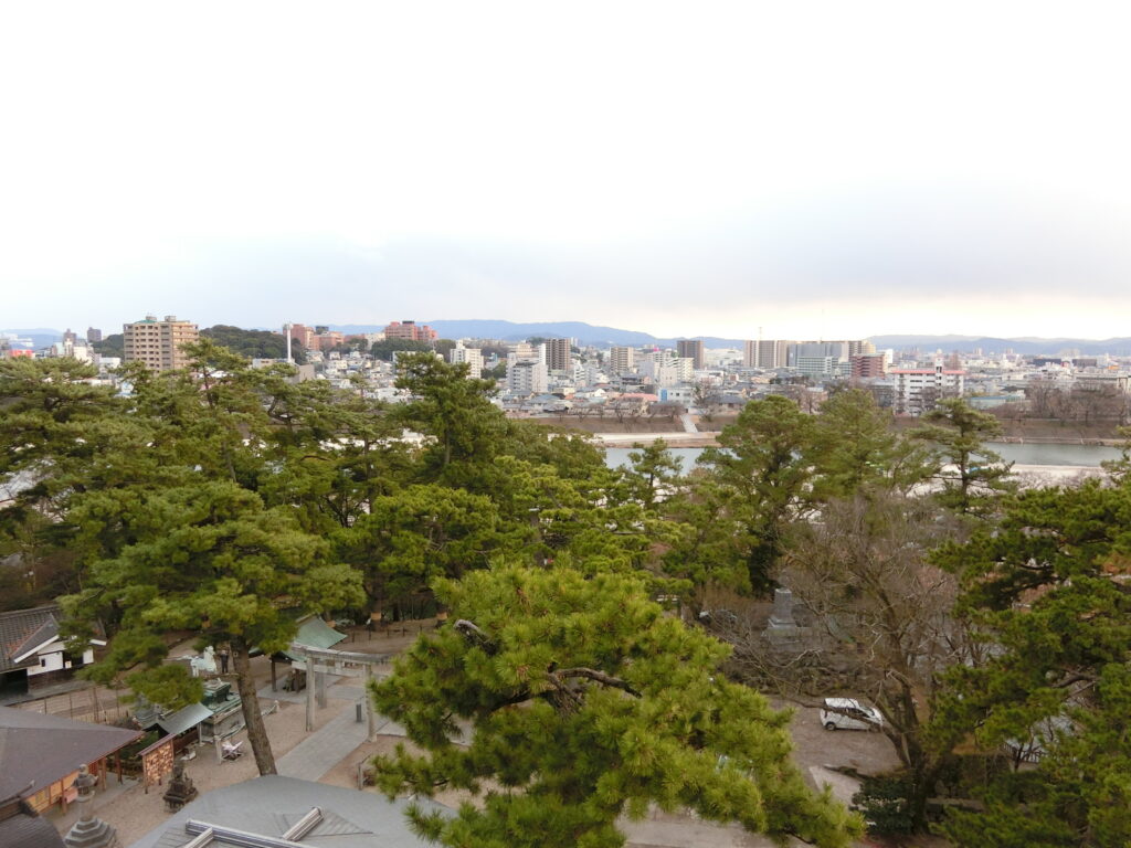 天守から見た南側の景色（左奥の丘が明大寺城跡あたりで、麓に東岡崎駅がある）