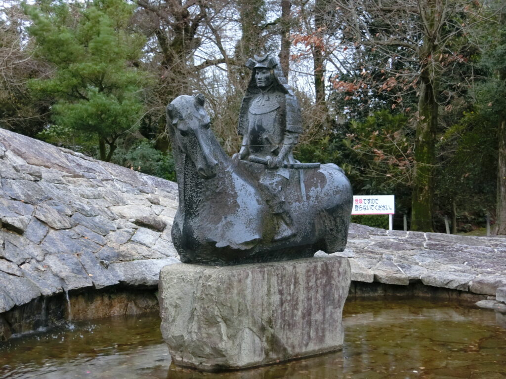 二の丸の松平元康の騎馬像（桶狭間の戦い後に帰城した家康19歳の姿をイメージ）