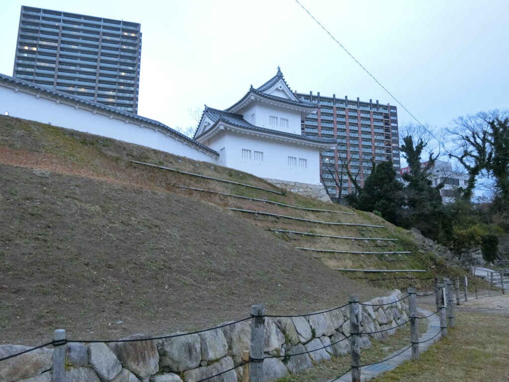 菅生曲輪から見上げた「東隅櫓」(絵図や松山城の野原櫓を参考に2010年に再建)